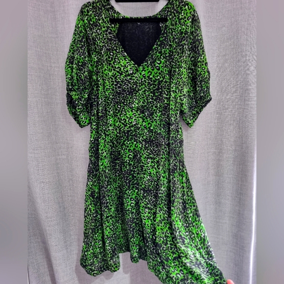 Ladies Green leopard print short Sleeved tea dress. Size 20. Next - Picture 4 of 7